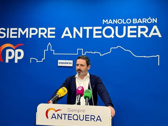 El secretario general del PP de Málaga, José Ramón Carmona, en rueda de prensa