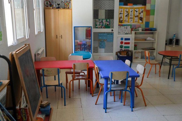 Archivo - Mesas y sillas en un aula del Centro Chapotea con la Asociación Barró en Vallecas