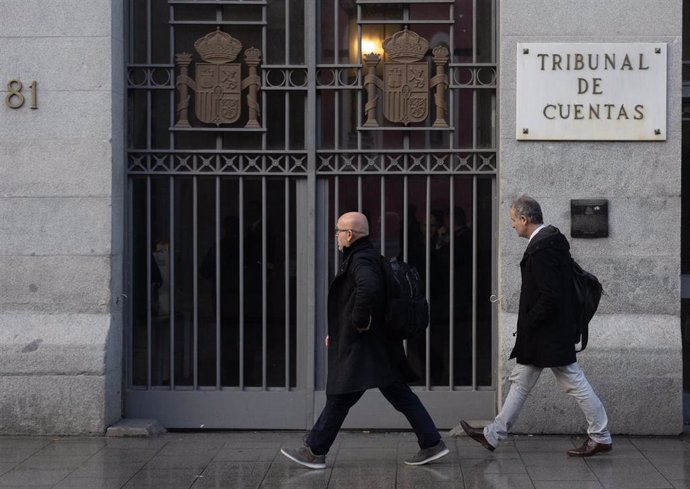 El letrado que defiende a Carles Puigdemont, Gonzalo Boyé (i), a su llegada a la audiencia previa en el Tribunal de Cuentas.
