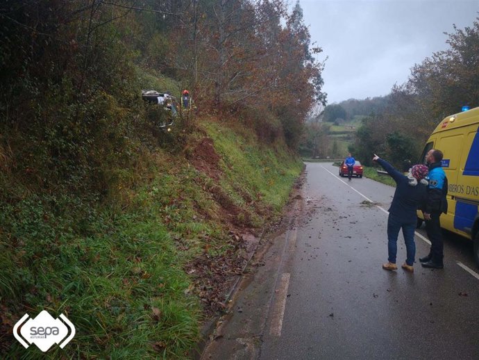 Vuelco de un todoterreno en Solares (Villaviciosa).