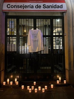 Una bata blanca con el lema 'No vamos a parar' en la puerta de la Dirección de Recursos Humanos del Sermas