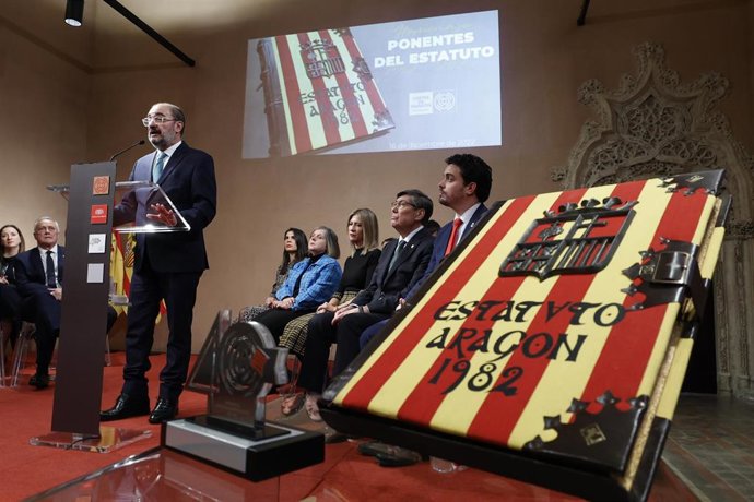 El presidente de Aragón, Javier Lambán, clausura el acto de homenaje a los ponentes del Estatuto de Autonomía en su 40 aniversario.