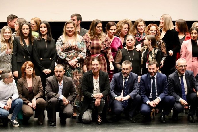 Loles López en el acto de Nuevo Hogar Betania en La Línea.