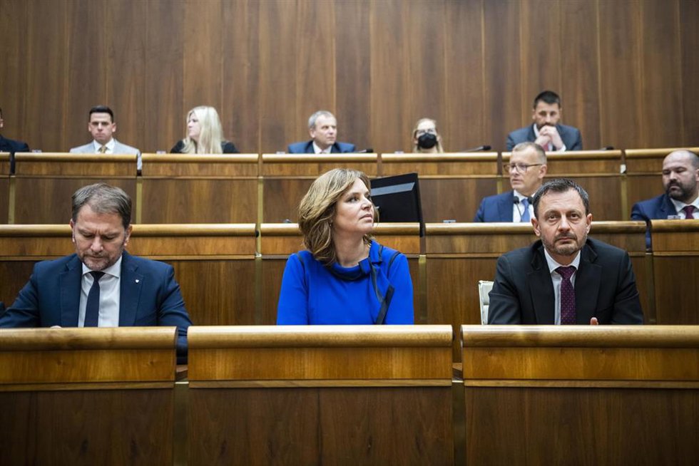 El primer ministro de Eslovaquia, Eduard Heger, durante la moción de censura 