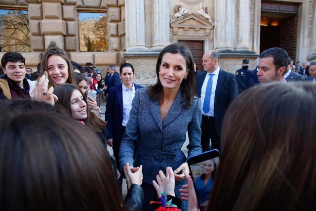 Archivo - Su Majestad la Reina Doña Letizia a la salida de la inaugura la exposición 'La Granada Nazarí y el Universo Bereber' , en imagen de archivo en Granada