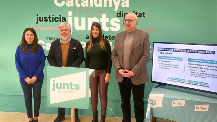 (E-D) La portaveu de Junts al Parlament, Mnica Sales; el president de Junts a la cambra, Albert Batet, i la diputada de Junts Irene Negre