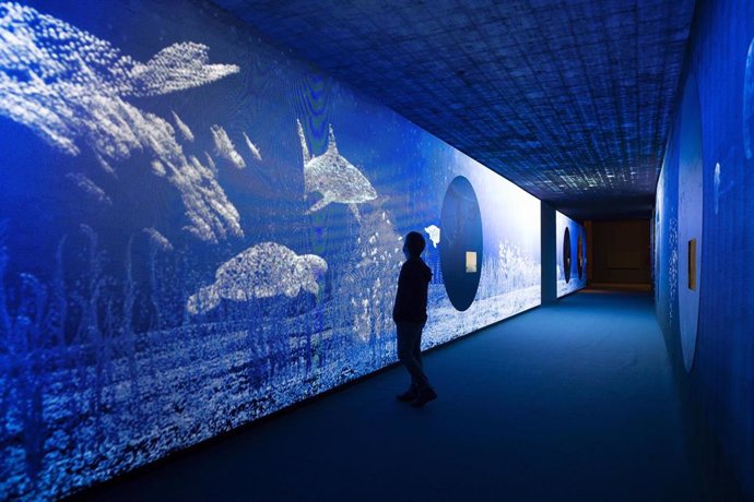 El túnel led más largo del Europa en la exposición 'Somos agua' de la Fundación del Canal de Isabel II.
