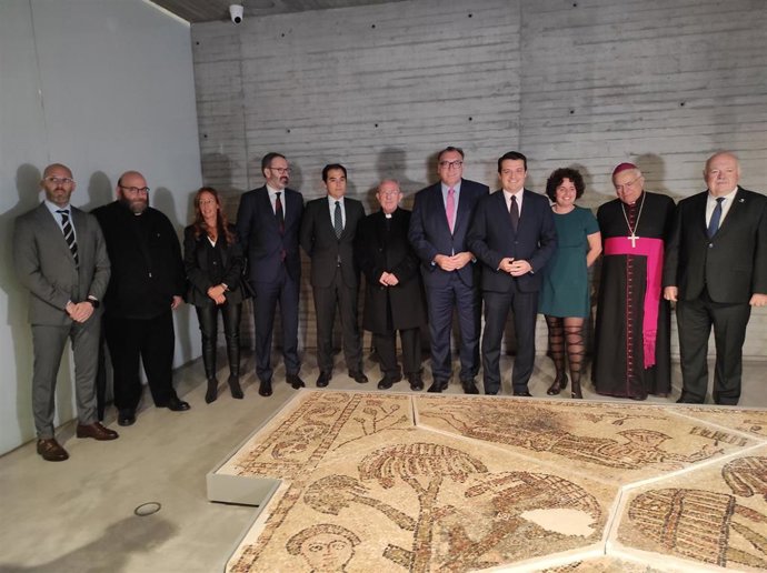 Bernal (centro), junto Bellido, Chavarría, Fernández y el presidente del Parlamento andaluz, Jesús Aguirre (dcha.), y Nieto (5 izda.) y el resto de autoridades asistentes a la inauguración de la muestra 'Córdoba y el Mediterráneo cristiano'.
