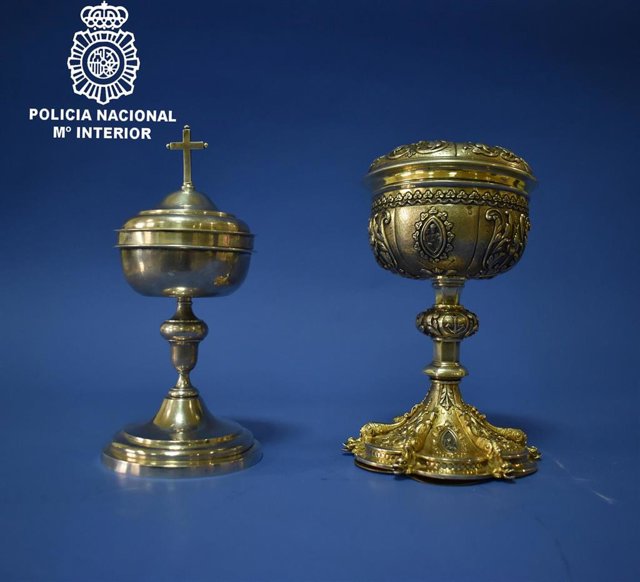 Dos detenidos y recuperados dos copones robados en la Parroquia de San Antonio Aba de las Huelgas de Burgos.