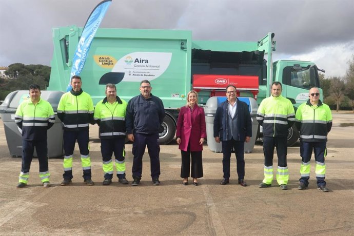 La alcaldesa de Alcalá, junto a uno de los cinco nuevos vehículos para la limpieza y recogida de residuos.