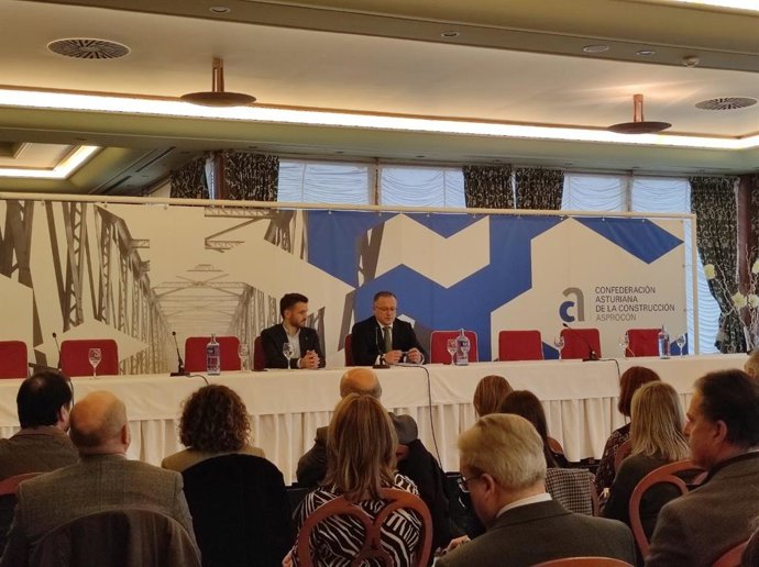 Joel García, presidente de CAC- Asprocon (dcha), y el viceconsejero de Medio Rural y Cohesión Territorial, Jorge García, durante la clausura de la Asamblea General Ordinaria de la patronal de la construcción asturiana