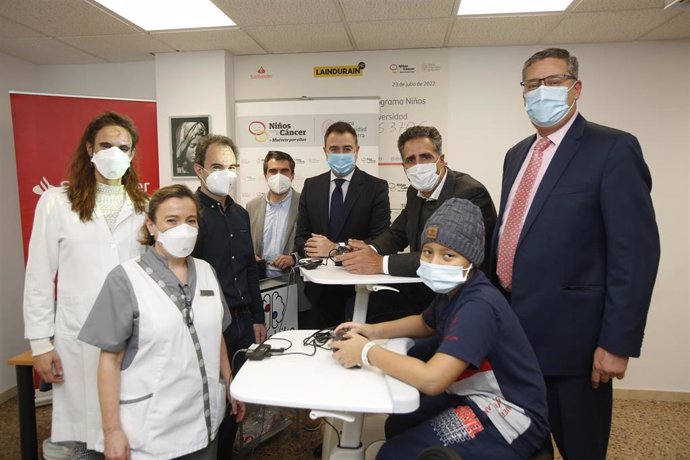 Miguel Indurain y Banco Santander entregan bicicletas estáticas a la Clínica Universidad de Navarra para ayudar a un estudio que lucha contra el cáncer