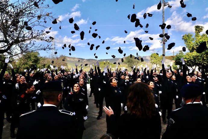 Final del acto de entrega de diplomas a los 140 nuevos policías locales de Baleares.