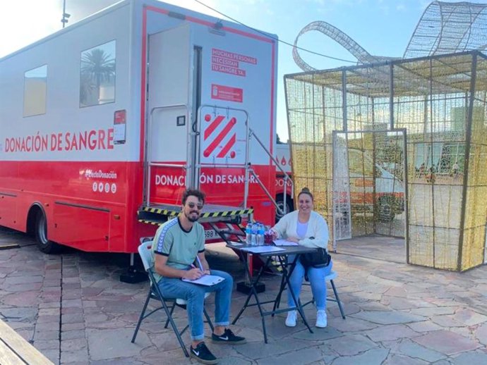 Donantes de sangre junto a una unidad móvil del ICHH