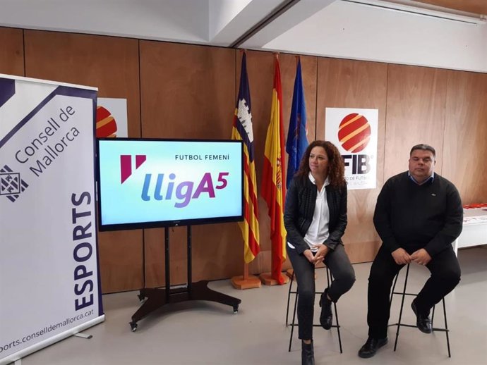 La presidenta del Consell de Mallorca, Catalina Cladera, y el presidente de la FFIB, Pep Sansó.