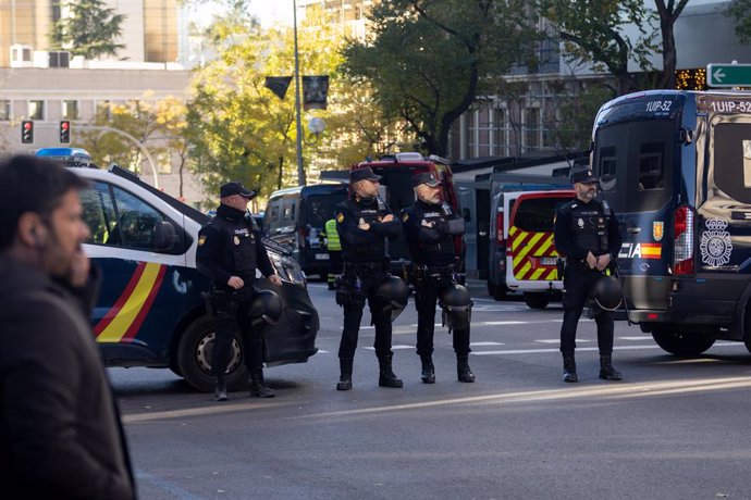 Varios agentes de Policía Nacional en las inmediaciones de la Embajada de EEUU en Madrid donde se ha recibido un paquete bomba, a 1 de diciembre de 2022, en Madrid (España). La Embajada de EEUU en Madrid ha detectado un sexto paquete con material piroté