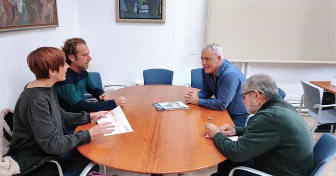 El conseller insular de Promoción Económica y Desarrollo Local, Jaume Alzamora, se reúne con el presidente de IGP Ametlla de Mallorca, Antoni Bonafé.