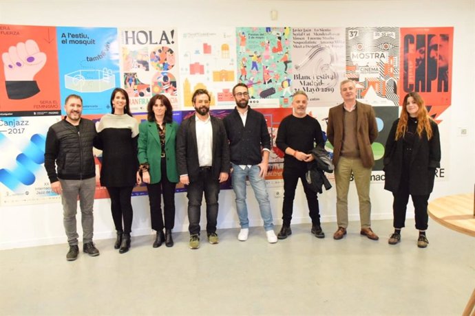 Autoridades en la muestra 'From Spain with design: Identidad y territorio' en Badajoz