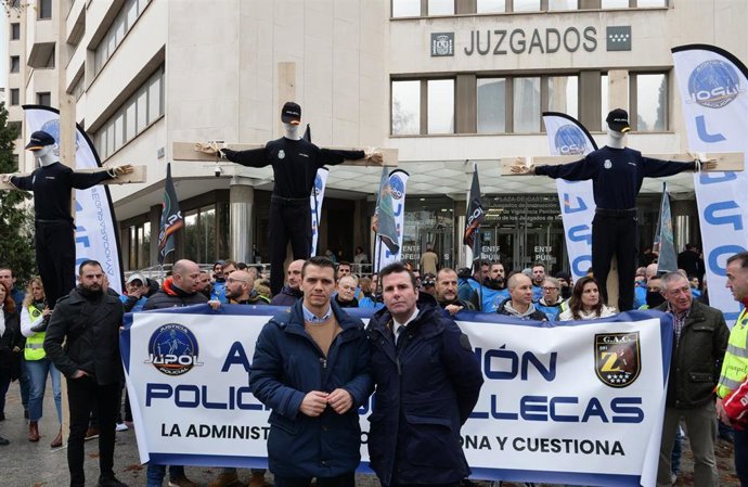 Policías se concentran para pedir absolución de los agentes imputados por abatir a un hombre con un cuchillo en Vallecas