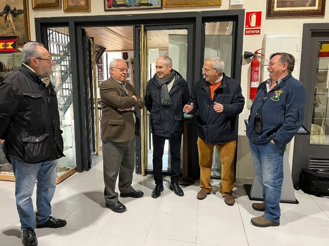 Gonzalo Santonja (segundo por la izda) visita el Museo militar de la Asociación Retógenes de Navaleno.