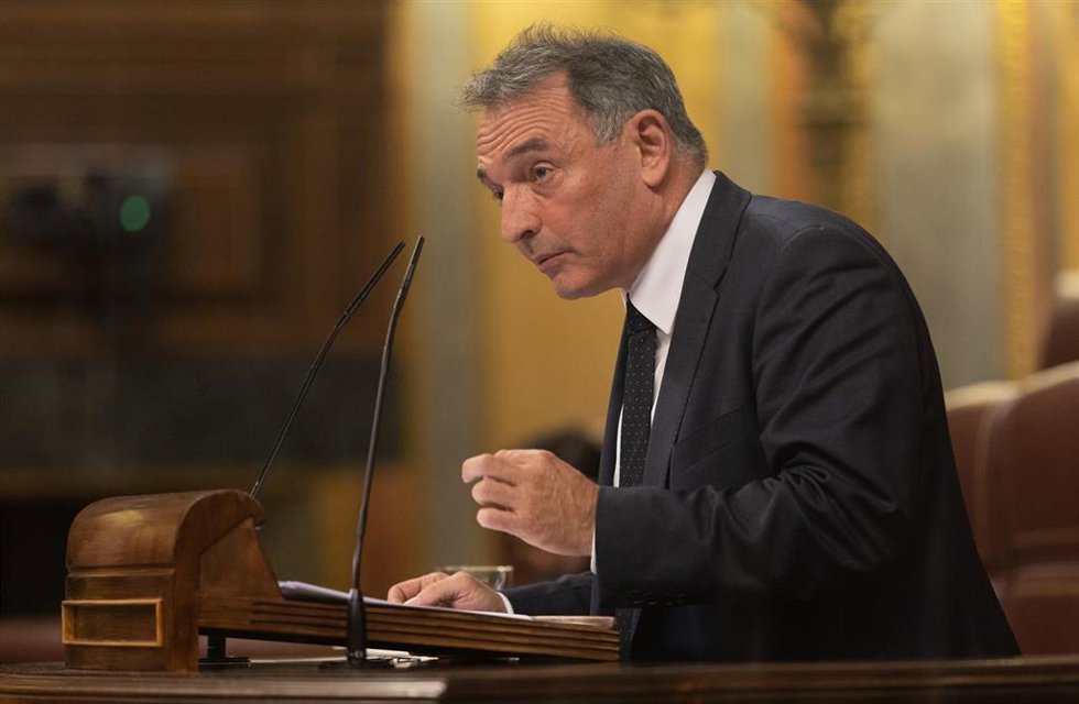 El diputado de IU y secretario general del Partido Comunista de España, Enrique Santiago, interviene durante una sesión plenaria en el Congreso de los Diputados, a 30 de noviembre de 2022, en Madrid (España). 