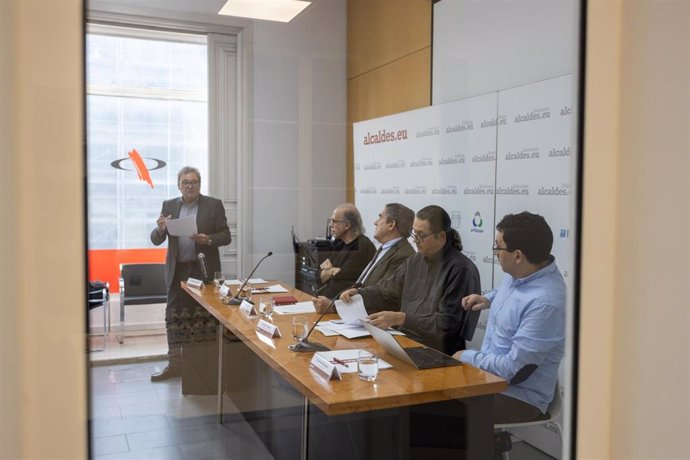 Un acto de la plataforma Alcaldes.Eu en la sede del Collegi de Periodistes.