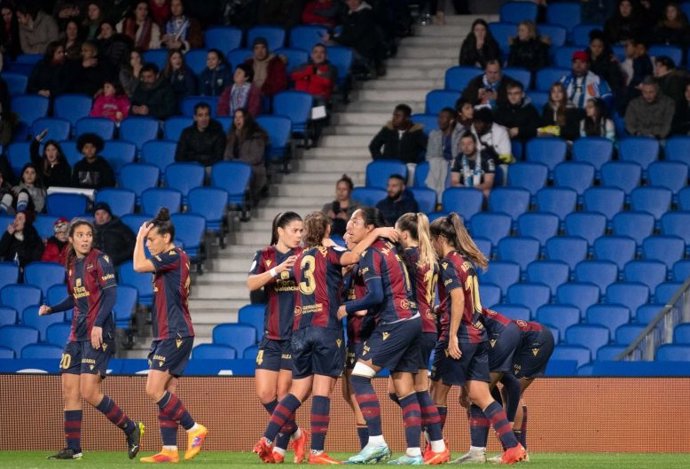 Las jugadoras del Levante UD celebran un gol ante la Real Sociedad en la Liga F 2022-2023