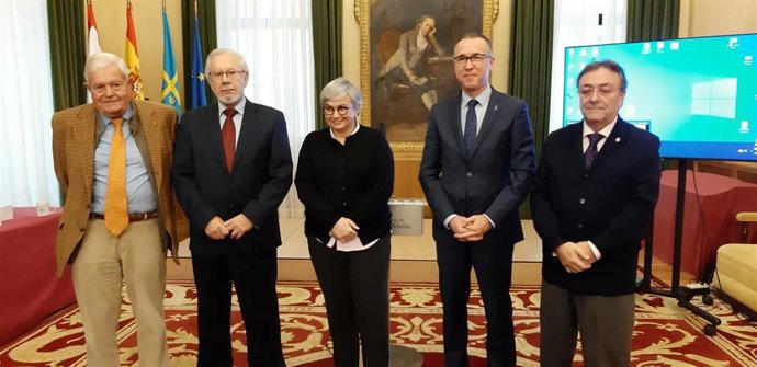 El presidente de la Sociedad Internacional de Bioética (SIBI), Marcelo Palacios, en el acto del 25 aniversario de esta institución en el Ayuntamiento gijonés, junto, entre otros de la alcaldesa, Ana González, y el consejero de Salud, Pablo Fernández