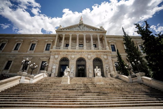 Archivo - Fachada de la Biblioteca Nacional de España (BNE), reabierta desde ayer a servicios presenciales permite desde hoy las consultas de sus fondos, que deberán realizarse con petición anticipada y cita previa, y ya ha recibido más de una veintena 