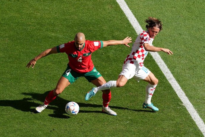El capitán de Croacia, Luka Modric, (derecha) y el centrocampista de Marruecos Sofyan Amrabat, en la fase de grupos del Mundial de Catar. 
