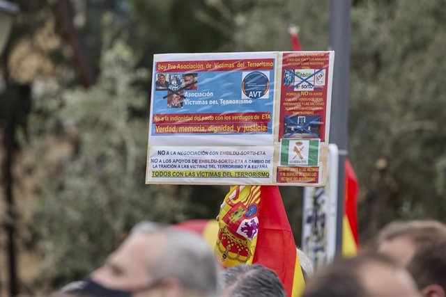 Archivo - Una pancarta que exige 'Verdad, memoria, dignidad y justicia', en una manifestación a favor de las víctimas del terrorismo, en la Plaza de Colón de Madrid