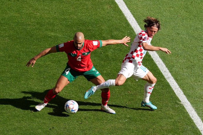 23 November 2022, Qatar, Al Khor: Croatia's Luka Modric (R) and Morocco's Sofyan Amrabat battle for the ball during the FIFA World Cup Qatar 2022 Group F soccer match between Morocco and Croatia at Al Bayt Stadium. Photo: Martin Rickett/PA Wire/dpa