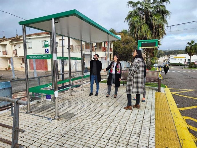 Casanueva (centro), durante la visita a la nueva marquesina de autobús de El Carpio.