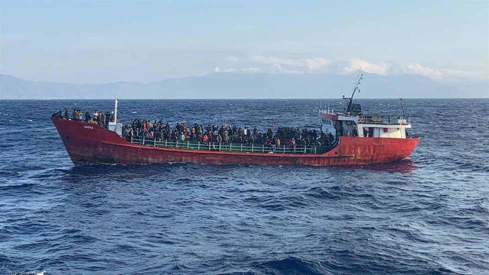 Archivo - Imagen de archivo de un carguero con cientos de migrantes a bordo frente a la isla griega de Creta.