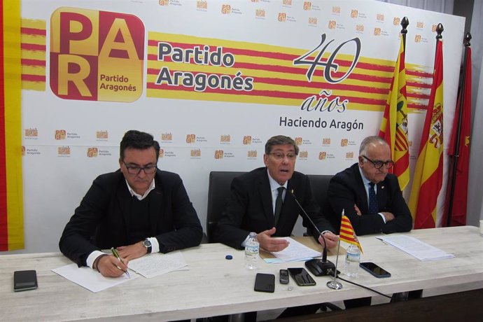 El vicepresidente del PAR, Roque Vicente, el presidente Arturo Aliaga y senador del PAR Clemente Sánchez-Garnica.