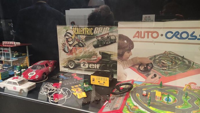 Algunos de los 'juguetes de la infancia' que se pueden ver en la exposición del Mercantil.