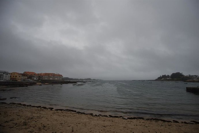 Vista general de una de las playas donde se han encontrado restos de chapapote mezclados con algas, a 13 de diciembre de 2022, en Illa de Arousa, Pontevedra, Galicia (España). Por el momento se desconoce el origen del vertido de chapapote, pero fuentes 