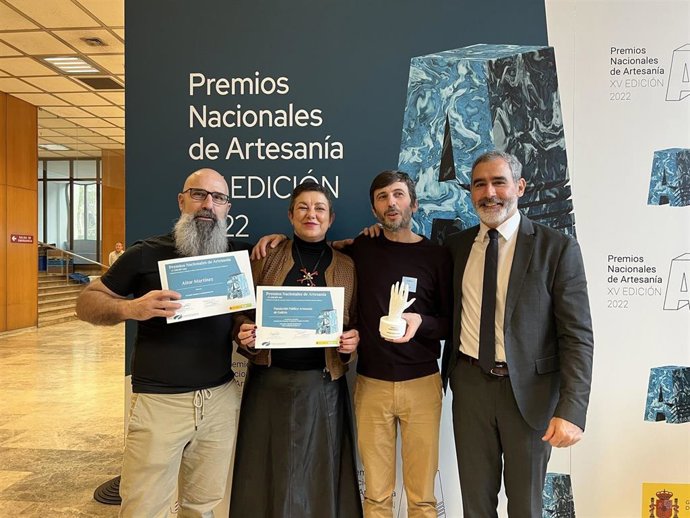 El artesano Santiago Besteiro (segundo por la derecha) con el Premio Nacional de Artesanía en la categoría de Emprendimiento.