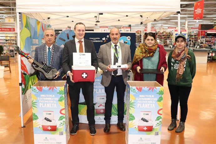 Autoridades en la campaña 'Dona Vida al Planeta' en Lucena.
