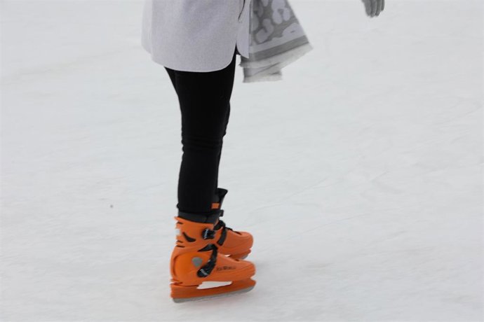 Una persona patina de la pista de hielo.