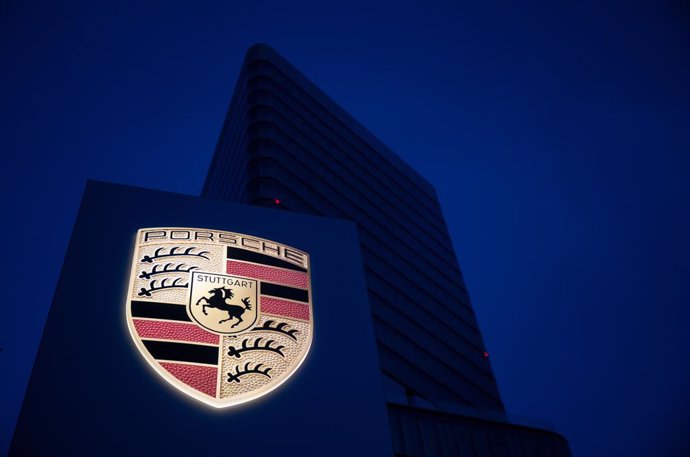 Archivo - 29 September 2022, Baden-Wuerttemberg, Stuttgart: The Porsche carmaker's logo is seen on a display at the Porsche Center in Stuttgart. Photo: Marijan Murat/dpa