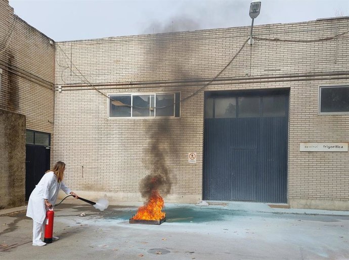 Una sanitaria en el curso formativo de uso de extintores en el Hospital de Jerez (Cádiz)