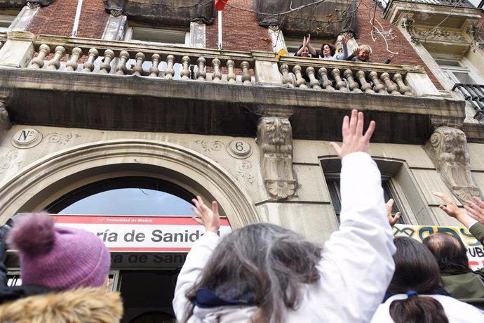 Sanitarios animando a los que se han encerrado en la sede de la Dirección General de Recursos Humanos del Servicio Madrileño de Salud (Sermas)