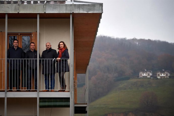 De izqda. A dcha.: Alberto Bayona, director gerente de Nasuvinsa, Aitor Elexpuru, alcalde de Bera, el vicepresidente Aierdi y la directora general de Ordenación del Territorio, Izaskun Abril.