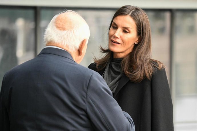 La reina Letizia saludando al Presidente de la Fundación FAD, Ignacio Bayón Mariné, a su llegada a la reunión del Patronato de dicha Fundación, a 16 de diciembre de 2022, en Madrid (España). La Fundación Fad Juventud trabaja en el ámbito latinoamericano