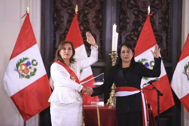 La presidenta de Perú, Dina Boluarte, junto con su ministra de Educación, Patricia Correa