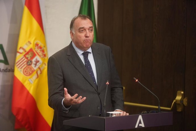 El consejero de Turismo, Cultura y Deporte, Arturo Bernal, durante la rueda de prensa posterior al Consejo de Gobierno de la Junta de Andalucía,  a 13 de diciembre de 2022, en Sevilla (Andalucía, España). 