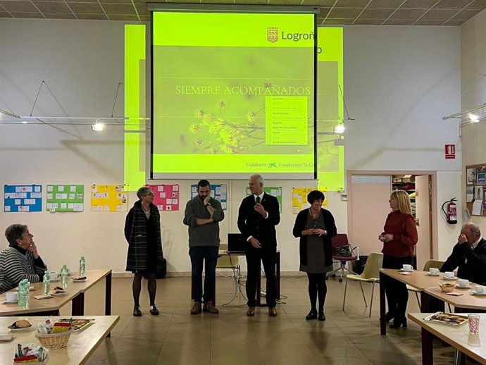 El alcalde de Logroño asiste al encuentro de Navidad de los 'grupos de respiro