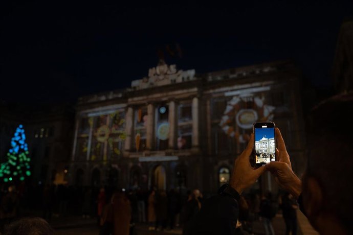 El belén de la plaza de Sant Jaume de Barcelona de este año es digital en formato vídeo mapping interactivo y representa diferentes tradiciones