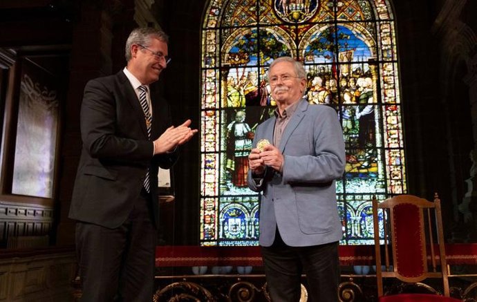 Elkar Taldea recibe la Medalla de Oro de Gipuzkoa de manos del diputado general guipuzcoano, Markel Olano